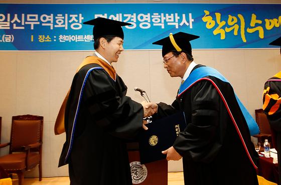윤상현 일신무역회장 명박학위 수여(2011-5-27)