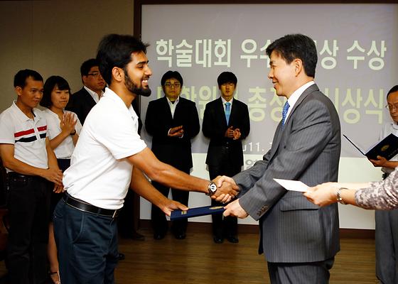 학술대회 우수논문상 수상 대학원생 표창(2011-7-25)
