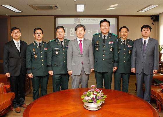 학생중앙군사학교장 김한선 소장 접견(2012-1-26)