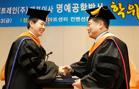 주인식 한국파워트레인(주) 명박학위 수여(2012-2-3)